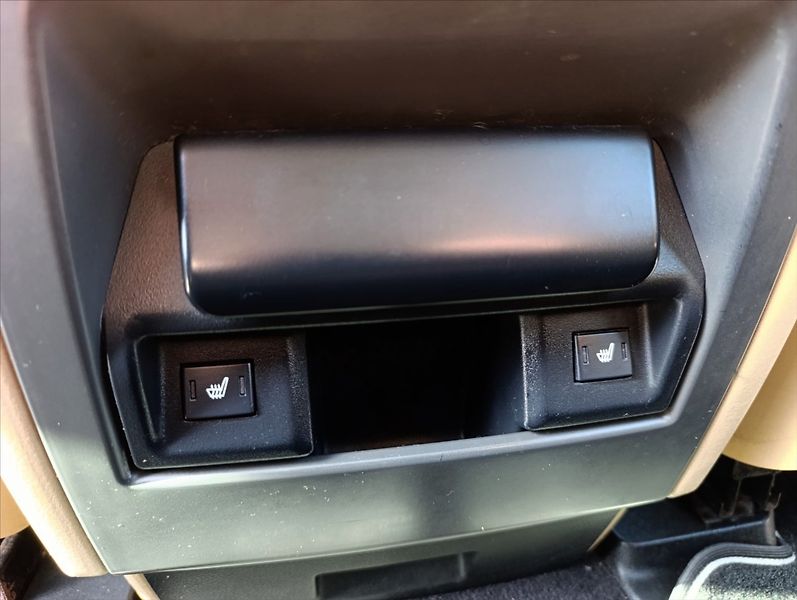 Land Rover Discovery 2,7 TDV6 HSE 4x4 Kůže Xenon - fotka 29 z 41