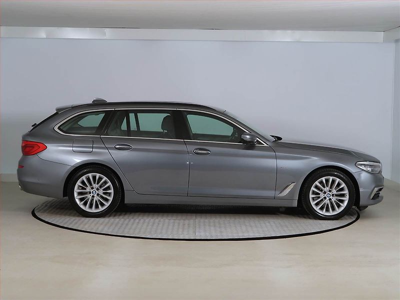 BMW Řada 5 (2017) Luxury Line 520d xDrive, 4X4 - fotka 6 z 24