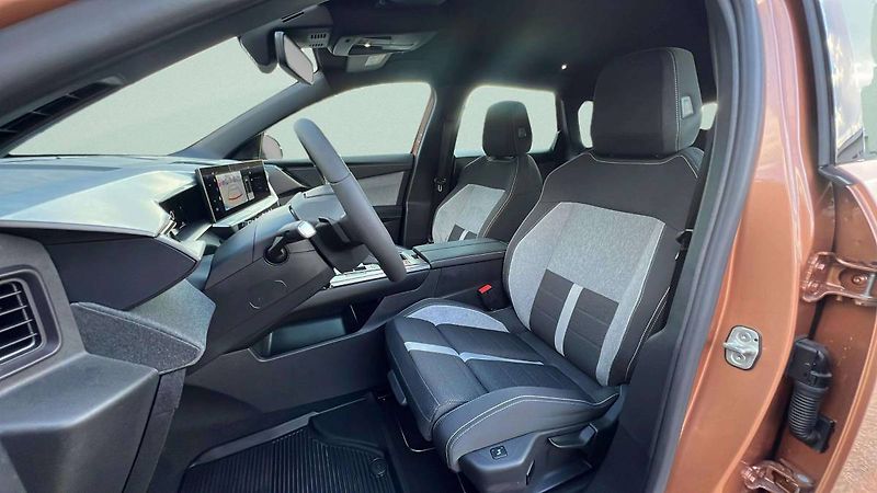 Opel Grandland Edition Hybrid 1.2 TURBO (107k - fotka 25 z 42