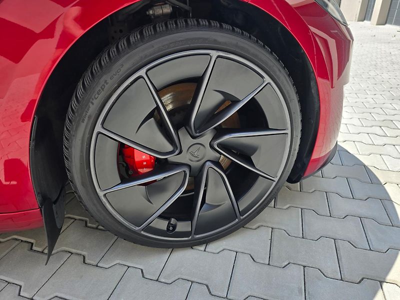Tesla Model 3 (2024) Performance Highland - fotka 12 z 15