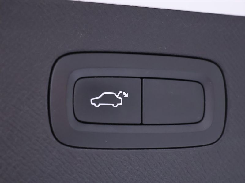 Volvo XC90 2,0 D4 140kW CZ LED Momentum - fotka 10 z 31