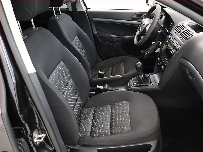 Škoda Octavia (2011) Ambiente 1.6, po STK, Tažné - fotka 7 z 11