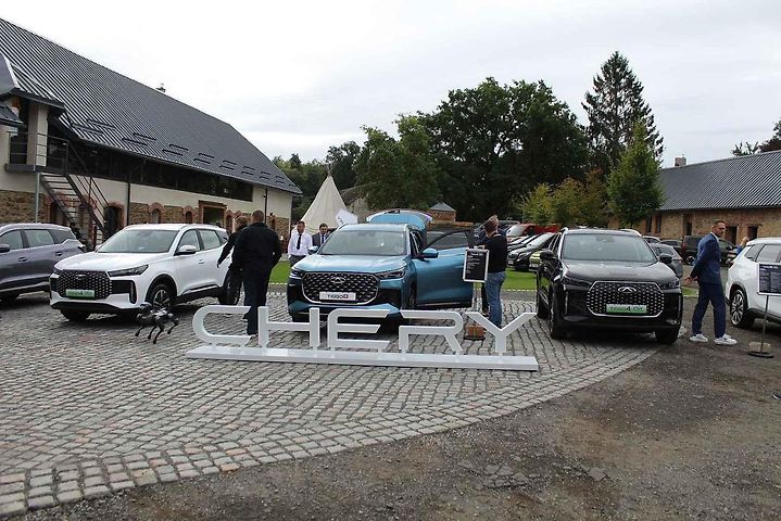Čínská automobilka Chery vstupuje na český trh. Slavností akt uspořádala ve Voděrádkách u Prahy.