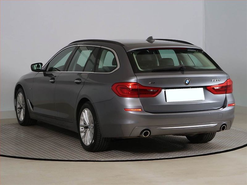 BMW Řada 5 (2017) Luxury Line 520d xDrive, 4X4 - fotka 4 z 24