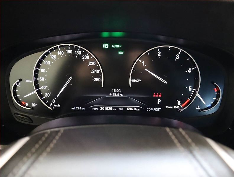 BMW Řada 5 (2018) Luxury Line 520d xDrive, 4X4 - fotka 11 z 25