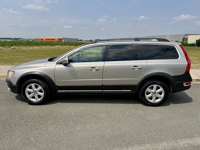 Volvo XC70 2.4 D4 4X4 MANUAL SERVISKA - fotka 2 z 45