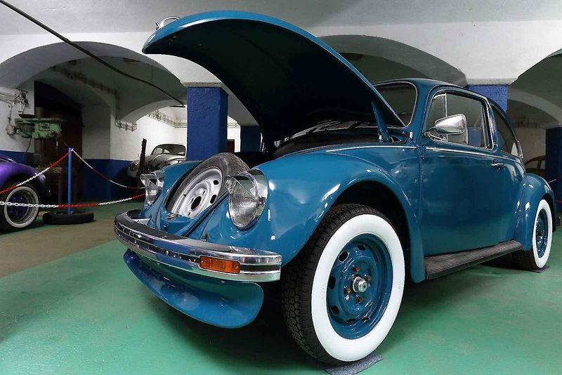 01 - Automobilový nadšenec a sběratel Jaromír Kostlivý otevřel ve Stodu u Plzně nové muzeum veteránů věnované vozům značek Volkswagen Brouk a Porsche. Návštěvníci uvidí naleštěné brouky i auta v procesu renovace, expozice čítá na 40 vozů.