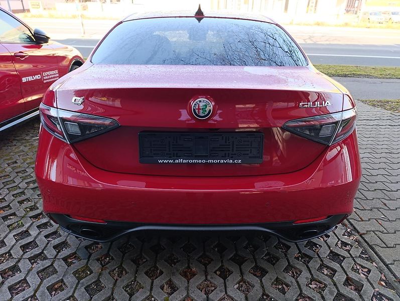 Alfa Romeo Giulia Veloce 2,0 Turbo 280k AWD - fotka 8 z 18