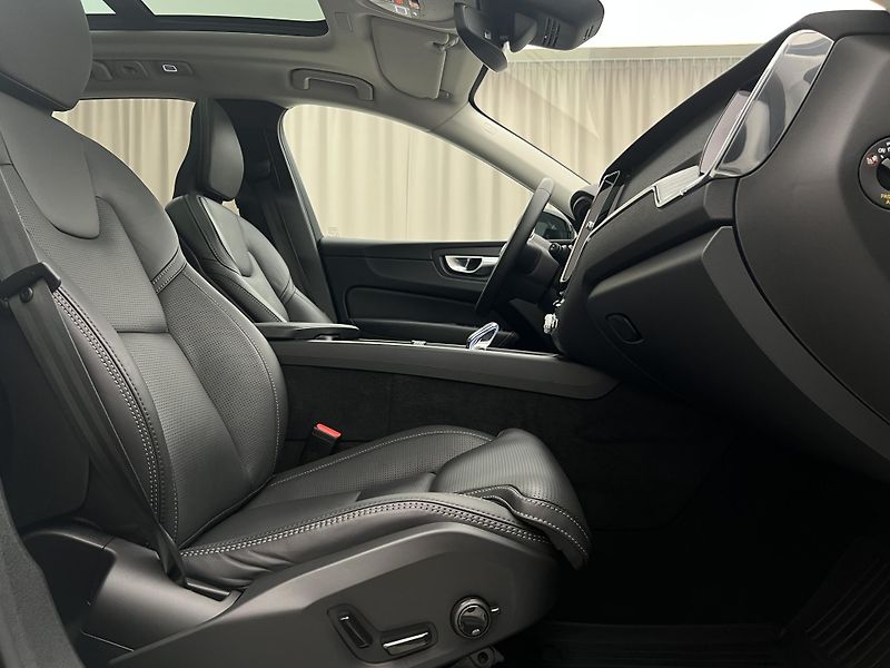 Volvo XC60 T6 AWD DARK PLUS CZ 1. maj. - fotka 20 z 49