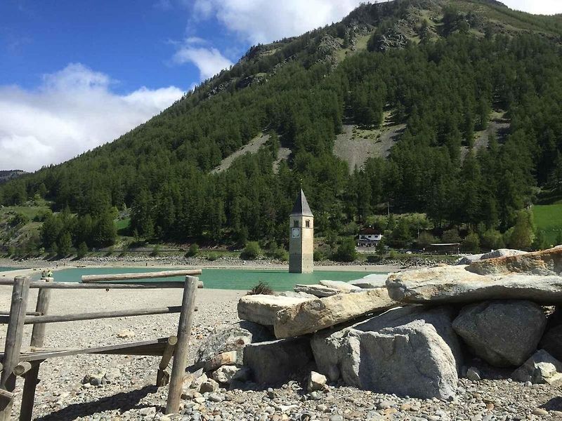 Kostelní věž na Reschensee je turistickou atrakcí podobně jako kostel uprostřed Novomlýnských nádrží.