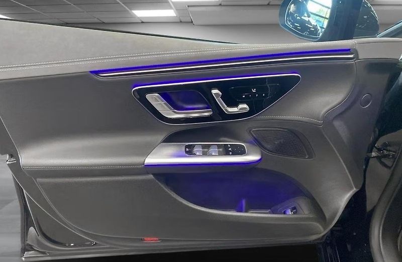 Mercedes-Benz EQE 300 AMG Kam BLIS LED Ambient - fotka 8 z 13