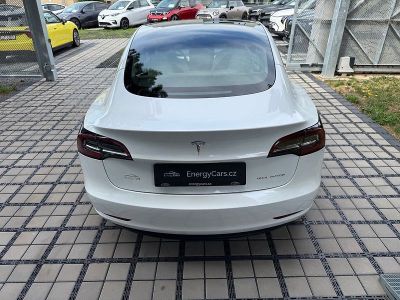 Tesla Model 3 Long Range AWD - fotka 38 z 41