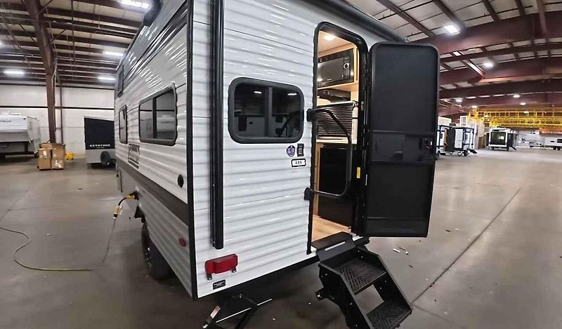 Americký karavan Keystone RV Coleman 13S láká malými rozměry i výbavou vhodnou pro rodiny a začátečníky.