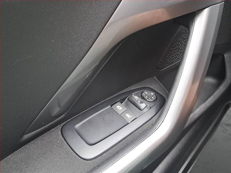 Peugeot 2008 (2019) 1.2 PureTech, Serv.kniha - fotka 16 z 17