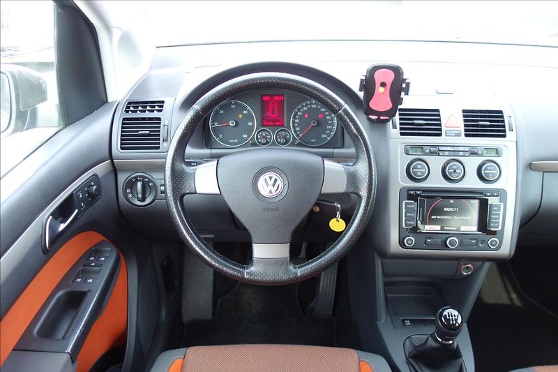 Volkswagen Touran 2,0 TDi,SERV.KN.,CROSS,7 MÍST. - fotka 21 z 32