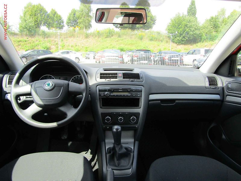 Škoda Octavia (2012) 1.6MPi, ČR, AC, STK4/28 - fotka 8 z 16