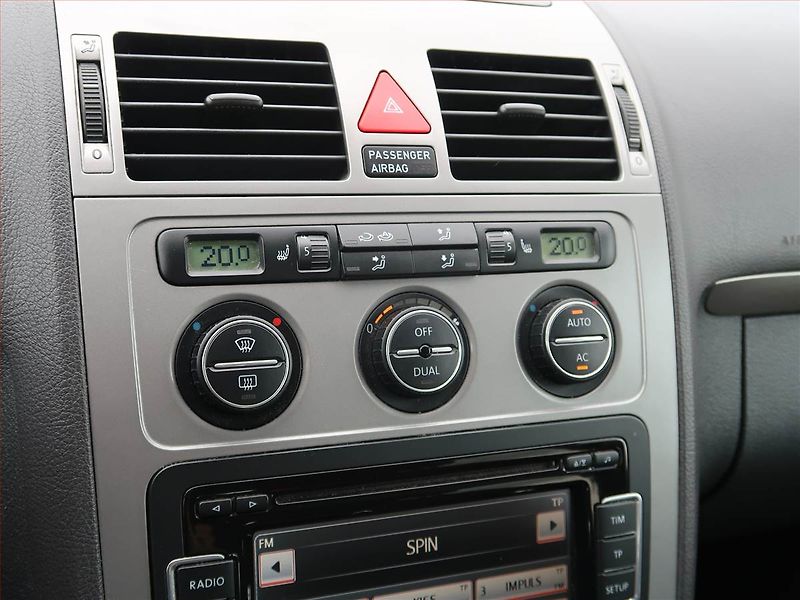 Volkswagen Touran (2010) 1.4 TSI, Automat, 7 míst - fotka 16 z 20