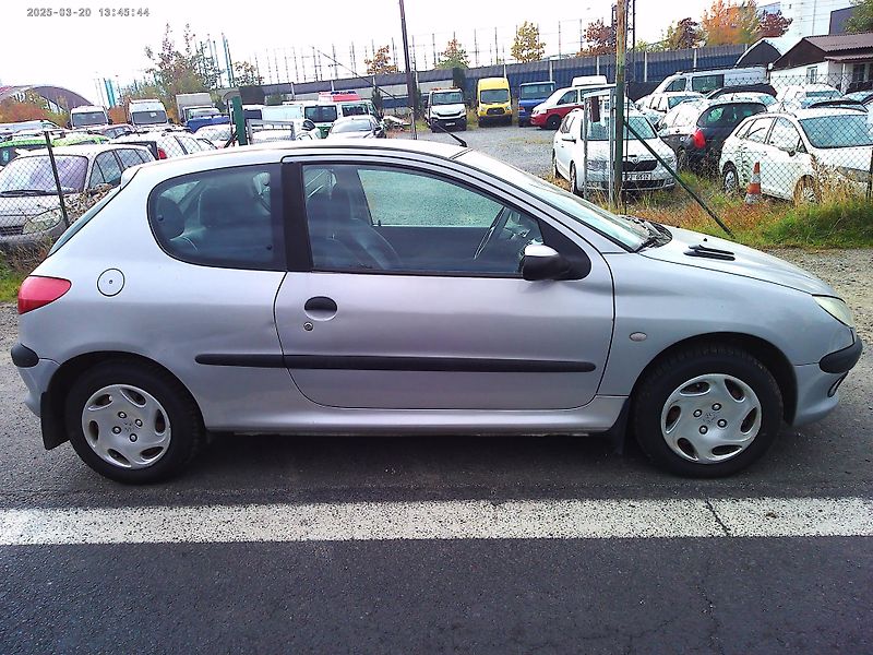 Peugeot 206 2.0 HDi - fotka 6 z 19