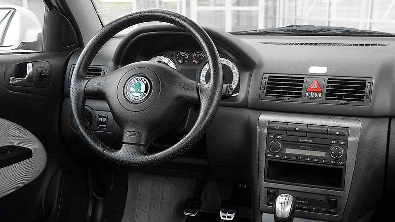 Škoda Octavia se v Čině jmenuje Ou Ya. A je natažená do délky.