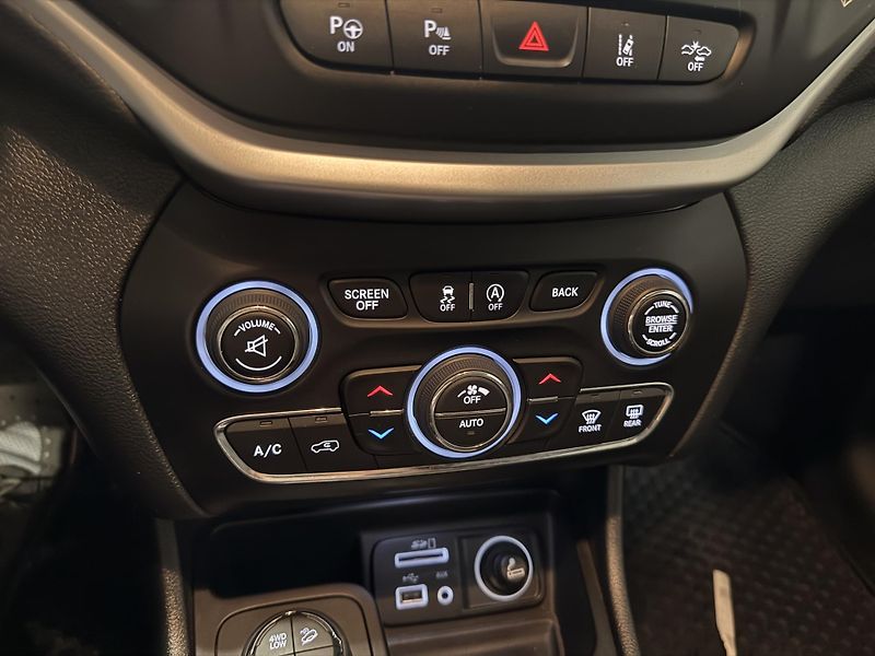 Jeep Cherokee (2016)  3.2 V6 Trailhawk 4WD,1941!! - fotka 27 z 37