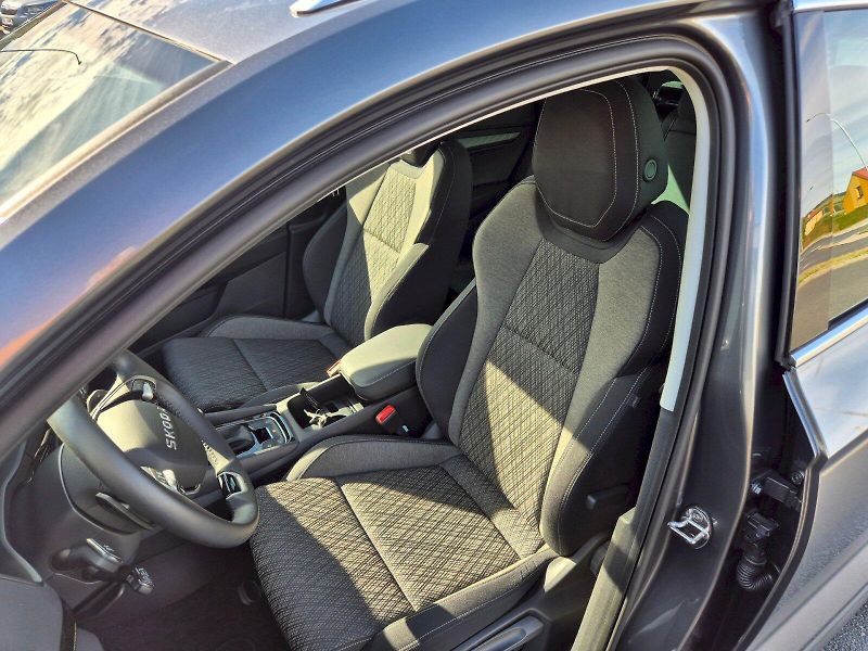 Škoda Karoq (2025) Top Selection 1.5 TSI 110 kW 7 - fotka 13 z 39