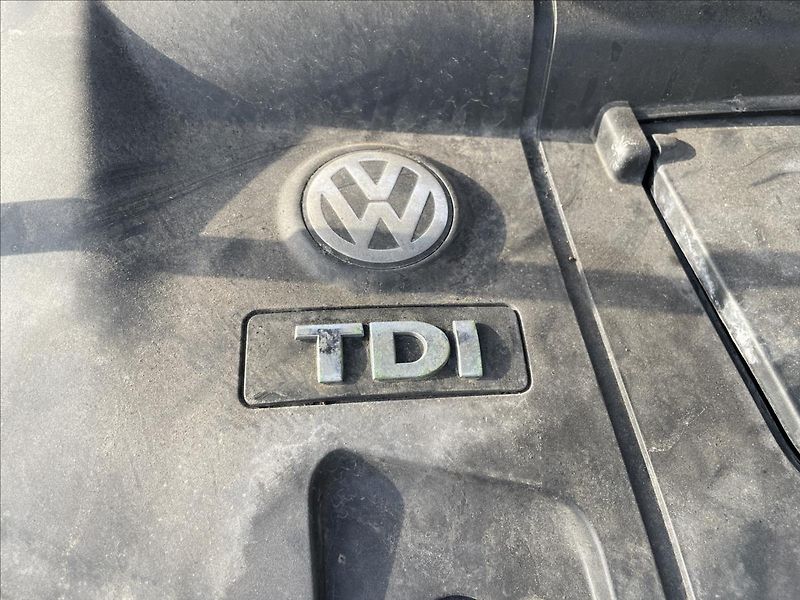 Volkswagen Multivan 2,5 TDI 95kW*tažné*aut. klima* - fotka 36 z 40