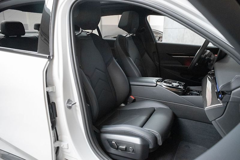 BMW Řada 5 540d xDrive ///M*HK*ČR*ZÁRUKA - fotka 12 z 58