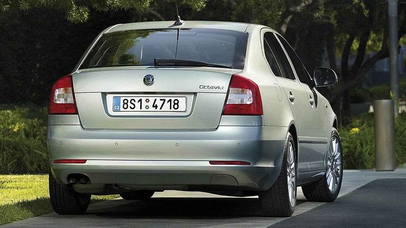 Víte, proč mají některá auta výfuk zahnutý dolů?