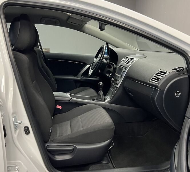 Toyota Avensis 2.0 D-4D LUNA - fotka 9 z 16