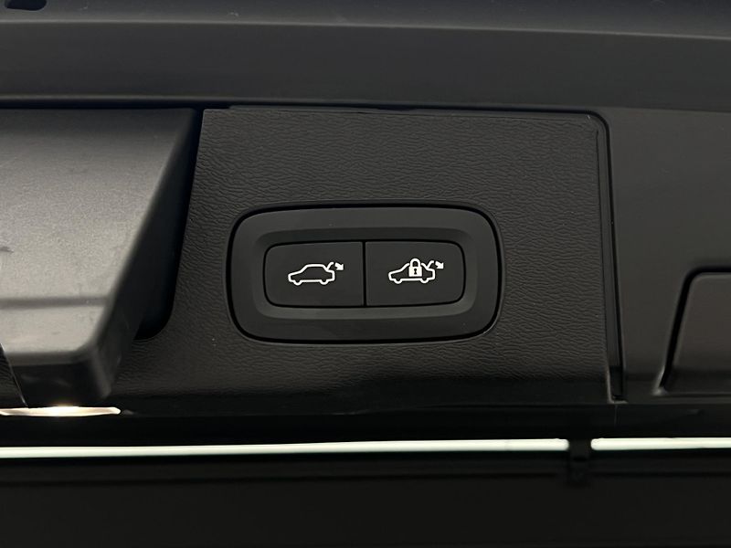 Volvo XC60 B5 AWD PLUS DARK AUT 1.maj. - fotka 40 z 42