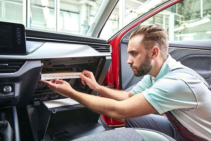 Starý kabinový filtr je potřeba vytahovat opatrně, aby nečistoty nenapadaly do ventilátoru.