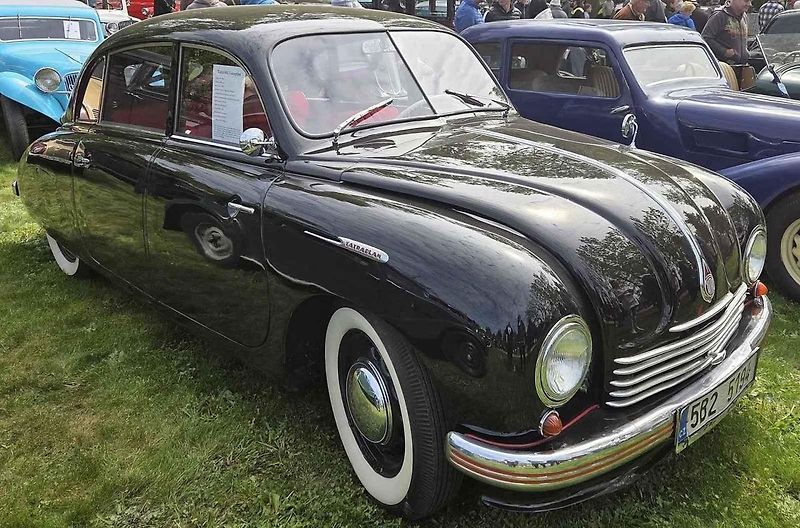 Habrovany cestovaly časem. Park zaplnily historické automobily i motorky.