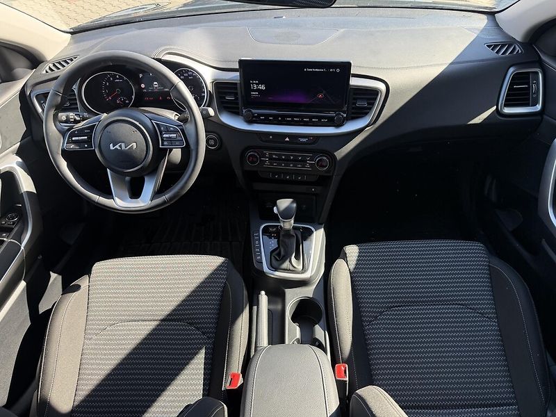 Kia Ceed (2025) 1,5 T-GDi 7DCT TOP + BUS - fotka 5 z 6