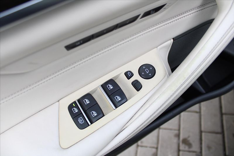 BMW Řada 5 540i xDrive 250kW LUXURY ČR - fotka 31 z 35