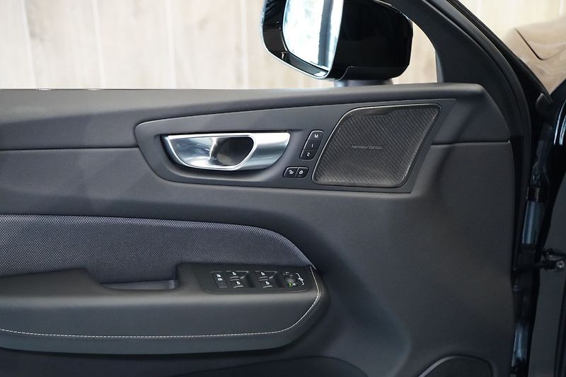 Volvo XC60 B5 Plus Black Edition, 360° - fotka 21 z 44