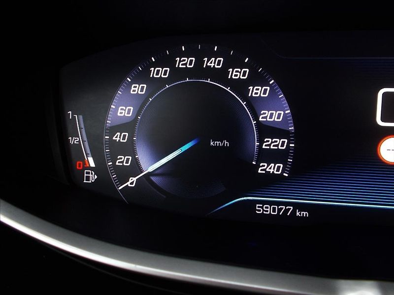 Peugeot 5008 ACTIVE 1.6 BlueHDi 120 7-míst - fotka 12 z 46