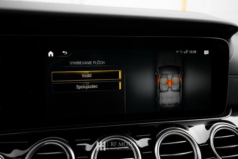 Mercedes-Benz Třídy E (2022) AMG E63 S 4MATIC 450kW - fotka 55 z 56