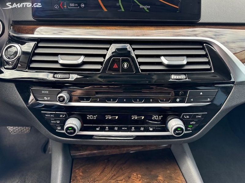 BMW Řada 5 (2017) 520d xdrive Sportline kombi - fotka 13 z 50