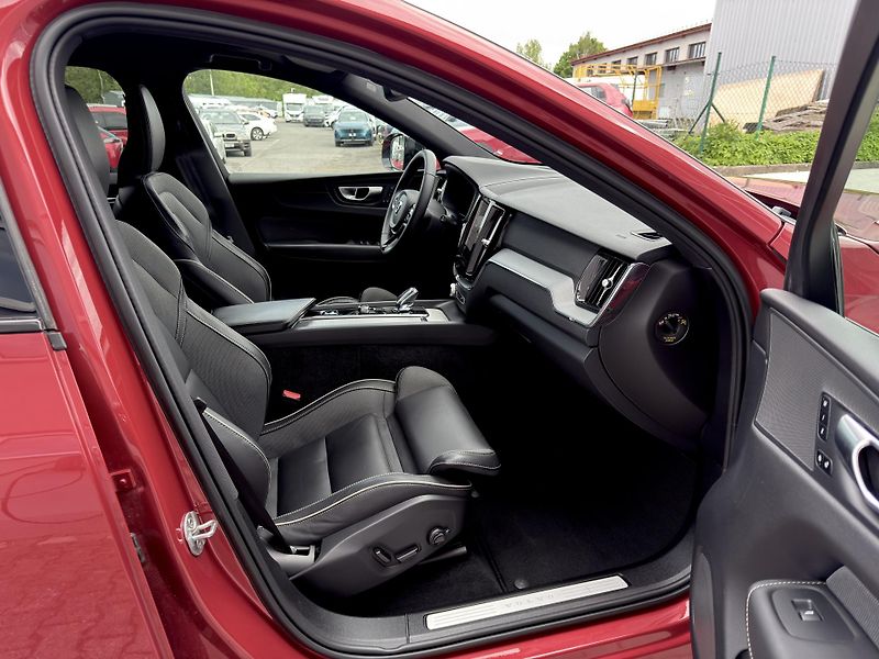 Volvo XC60 B5 AWD (benzín) // PLUS DARK - fotka 19 z 48
