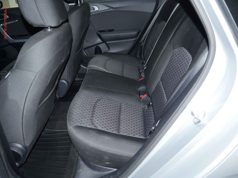 Kia Ceed (2023) 1.5 T-GDI, 1.maj,ČR, servis - fotka 10 z 20
