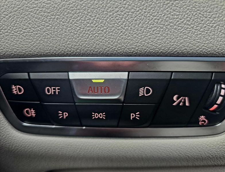 BMW X7 4,4 i 7MÍST TOP KOMPLET VÝBAVA - fotka 31 z 37