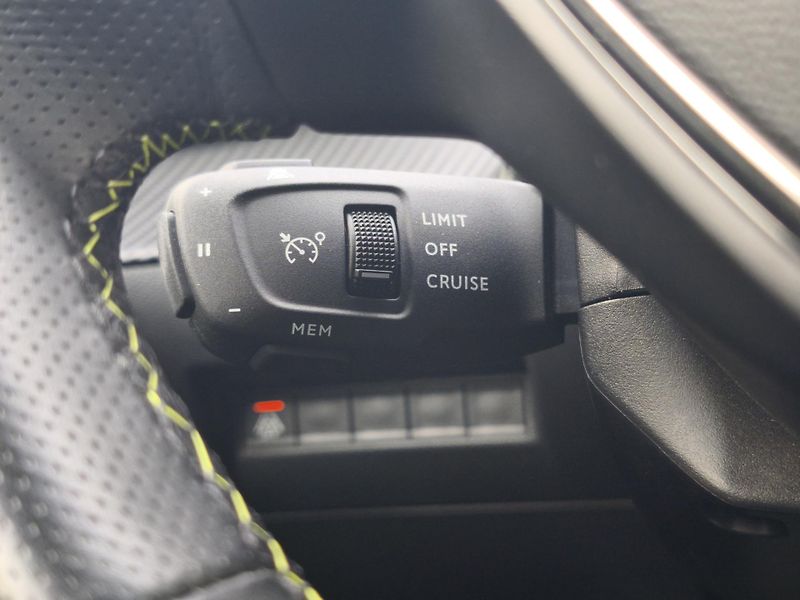 Peugeot 2008 2020 ČR GT Line 1.2 PT 96kW  - fotka 9 z 40