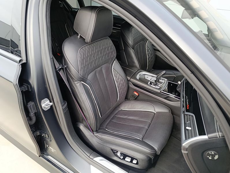 BMW Řada 7 750Ld BLACK FIRE ČR 1.MAJ - fotka 25 z 49