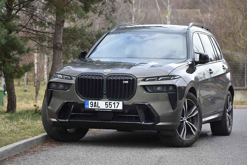 Velké SUV je překvapivě schopné i na zatáčkovitých silnicích