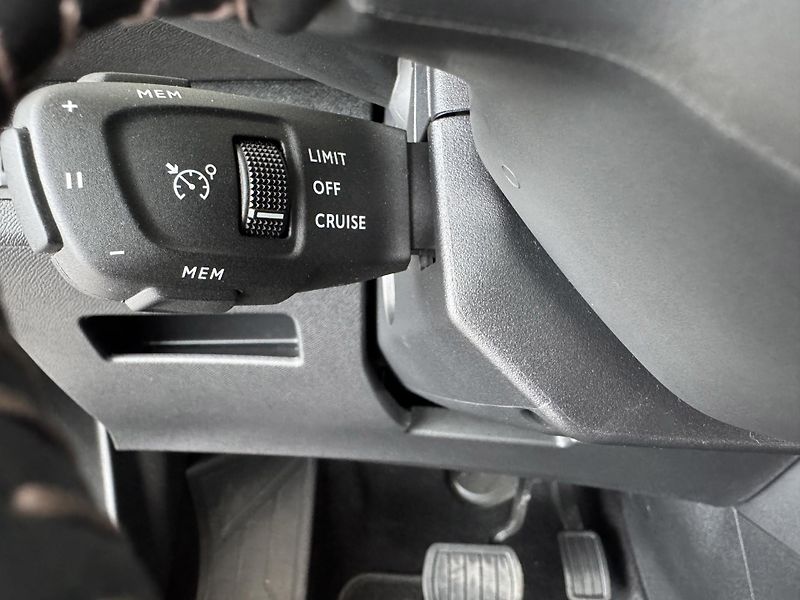 Peugeot 5008 1,2PT AUT*96kW*REZERVACE! - fotka 27 z 35