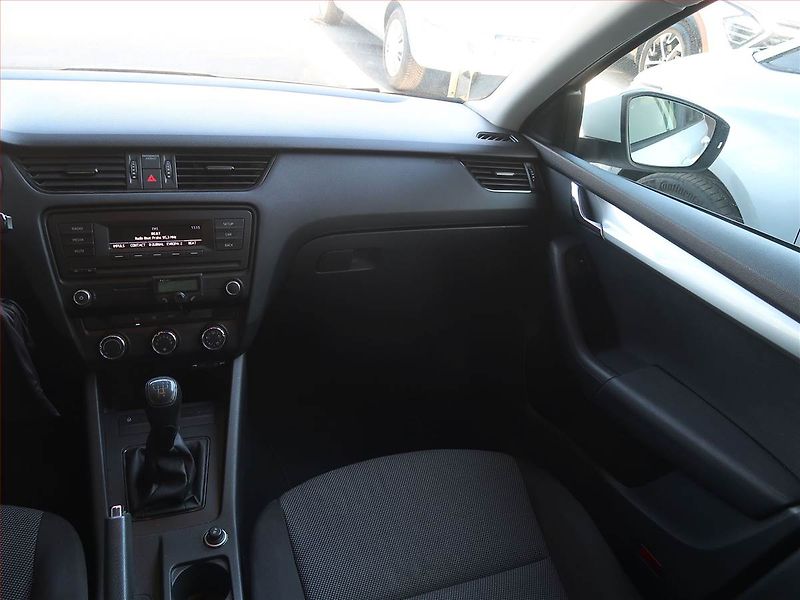 Škoda Octavia (2013) 1.6 TDI, Serv.kniha - fotka 8 z 14