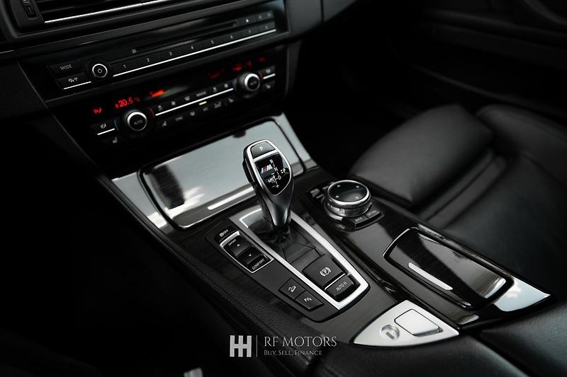 BMW Řada 5 (2013) M550d xDrive 280kW Touring - fotka 43 z 51
