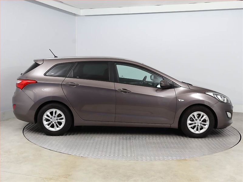 Hyundai i30 (2015) 1.6 MPI, Tempomat - fotka 6 z 13