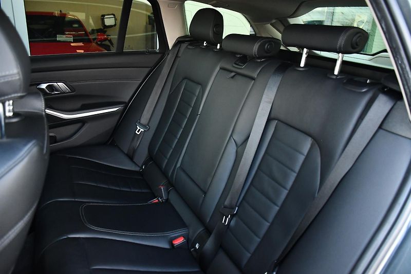 BMW Řada 3 320d xD M-SPORT REZERVACE - fotka 14 z 42