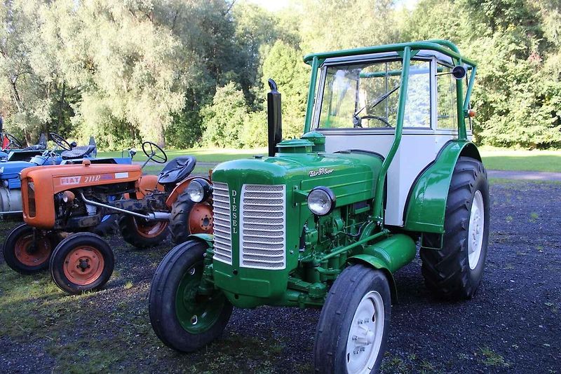 Traktory se poprvé na srazu představily v Budyni nad Ohří. Na snímku je historický asymetrický Farmall. Jeho majitel jej ukázal v plné parádě.